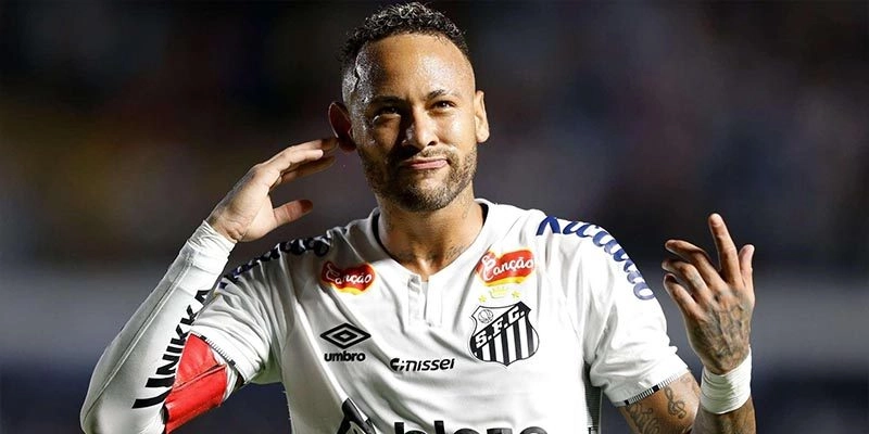 Neymar vẫn tập luyện cùng Santos